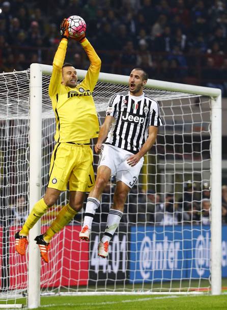 Bonucci e Handanovic durante un Inter - Juve (Reuters)